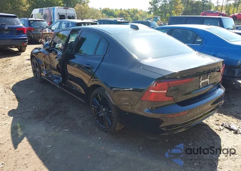 2024 Volvo S60 B5 Plus Black Edition z USA, uszkodzony, nr VIN 7JRL12FH8RG282154